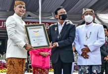 Senior Manajer Muri Jusuf Ngadri saat menyerahkan Rekor Muri Kepada Wali Kota Eri di halaman Balai Kota Surabaya, Selasa (31/5/2022).