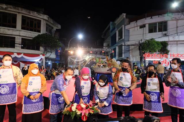 Wali kota Eri Cahyadi bersama Gubernur Jawa Timur Khofifah indarparawangsa saat pembukaan festival rujag ulek pada minggu (22/05/2022)