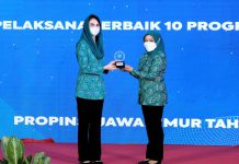 Ketua Tim Penggerak (TP) PKK Kota Surabaya Rini Indrayani Cahyadi saat menerima penghargaan dari Ketua TP PKK Provinsi Jawa Timur Arumi Bachsin Emil Dardak