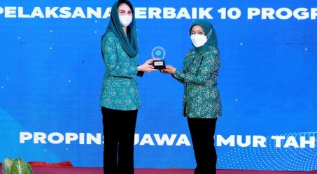 Ketua Tim Penggerak (TP) PKK Kota Surabaya Rini Indrayani Cahyadi saat menerima penghargaan dari Ketua TP PKK Provinsi Jawa Timur Arumi Bachsin Emil Dardak
