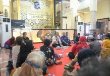 Wali kota surabaya Eri Cahyadi nampak menjawab pertanyaan dan keluhan dari para warga kota Surabaya secara gayeng dan solutif