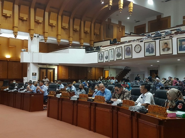 Warga dan oihak TNI AU saat mengikuti mediasi dalam rapat dengar pendapat di Ruang Paripurna gedung DPRD Kamis (09/06/2022)