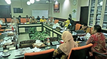 Suasana rapat dengar pendapat terkait temuan APAR Kadaluarsa di Komisi B DPRD Surabaya, Jumat (10/06/2022)