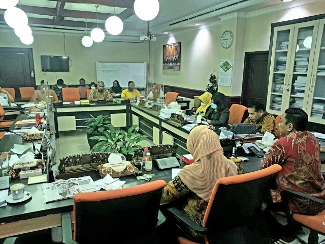Suasana rapat dengar pendapat terkait temuan APAR Kadaluarsa di Komisi B DPRD Surabaya, Jumat (10/06/2022)