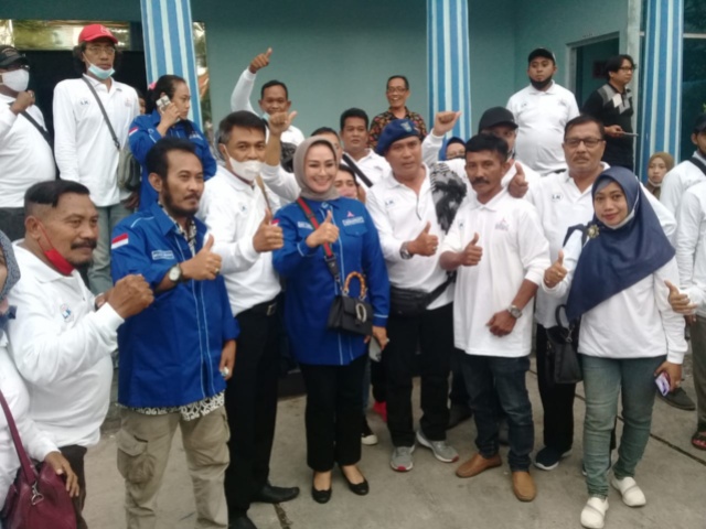 Lucy Kurniasari saat berfoto bersama.para PAC pendukungnya saat pendaftaran pencalonan ketua DPC Demokrat Surabaya
