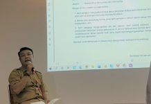 Kepala Dinas Komunikasi dan Informatika (Diskominfo) Kota Surabaya, Muhammad Fikser saat memaparkan kinerja Diskominfo selama enam bulan terakhir di ruang konferensi pers di Kantor Eks Bagian Humas Pemkot, Senin (13/6/2022).