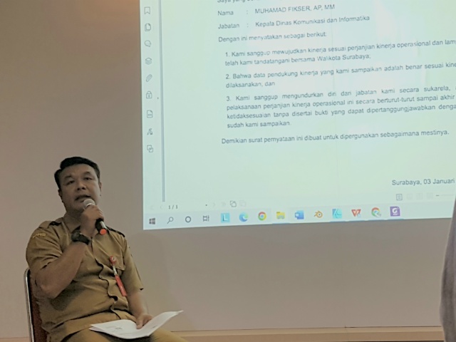 Kepala Dinas Komunikasi dan Informatika (Diskominfo) Kota Surabaya, Muhammad Fikser saat memaparkan kinerja Diskominfo selama enam bulan terakhir di ruang konferensi pers di Kantor Eks Bagian Humas Pemkot, Senin (13/6/2022).