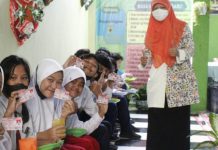 Wakil Ketua DPRD Surabaya, Reni Astuti saat bercengkrama dengan para siswa dipeluncuran Katepay Selasa (14/06/2022)