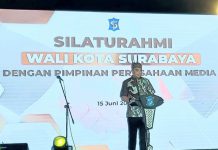 Wali Kota eri saat memberikan sambutan dalam silaturahmi wali Kota Suranaya dengan pimpinan media di kawasan monumen kapal selam (15/06/2022)