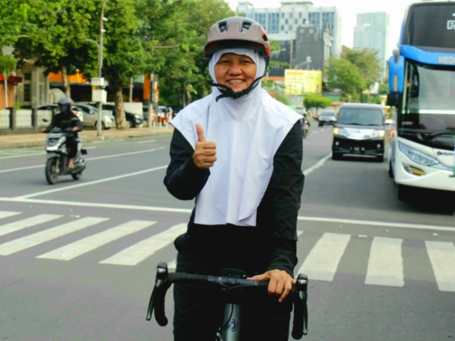 Reni Astuti wakil ketua DPRD Surabaya saat bersepeda menuju kantor dewan