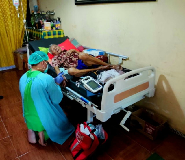 Tenaga kesehatan saat menjemput Cak Sapari dikediamannya ubtuk mendapatkan perawatan medis yang terbaik dirumah sakit