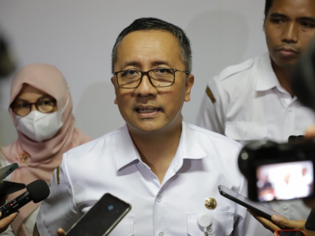 Agus Imam Sonhaji Kadispendukcapil Surabaya, saat memberikan keterangan pers terkait pencatatan akta perkawinan beda agama di Surabaya
