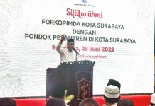 Wali kota Ero Cahyadi saat memberikan sambutan dihadapan para pengasuh pondok pesantren di Surabaya