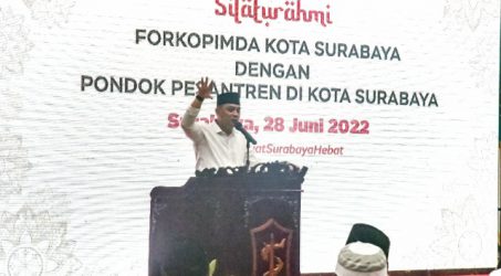 Wali kota Ero Cahyadi saat memberikan sambutan dihadapan para pengasuh pondok pesantren di Surabaya
