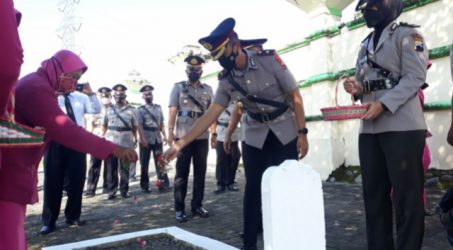 Peringati HUT Bhayangkara Ke 76, Polres Tegal Ziarah Ke Taman Makam Pahlawan Pura Kusuma Persada
