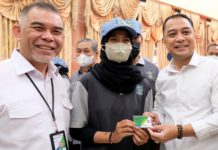 Wali Kota Eri Cahyadi bersama BPJS Ketenagakerjaan juga menyerahkan secara simbolis, kartu BPJS Ketenagakerjaan kepada para atlet yang hendak berangkat ke Fornas VI di Kota Palembang