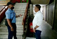 Anas Karno saat menerima penjelasan dari maruwan petugas kantib saat mengecek kondisi APAR di pasar Blauran Rabu (08/06/2022)