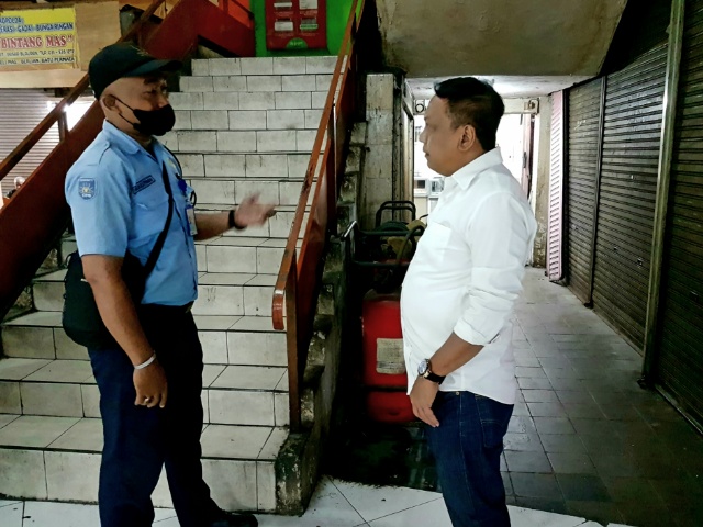 Anas Karno saat menerima penjelasan dari maruwan petugas kantib saat mengecek kondisi APAR di pasar Blauran Rabu (08/06/2022)
