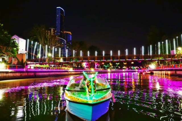 Foto perahu berlatar belakang pemandangan dari sungai