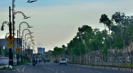 Suasana jalan dikota Surabaya