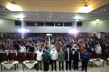 Wali Kota Surabaya Eri Cahyadi saat berfoto bersama Baznas dan DPRD Kota Surabaya