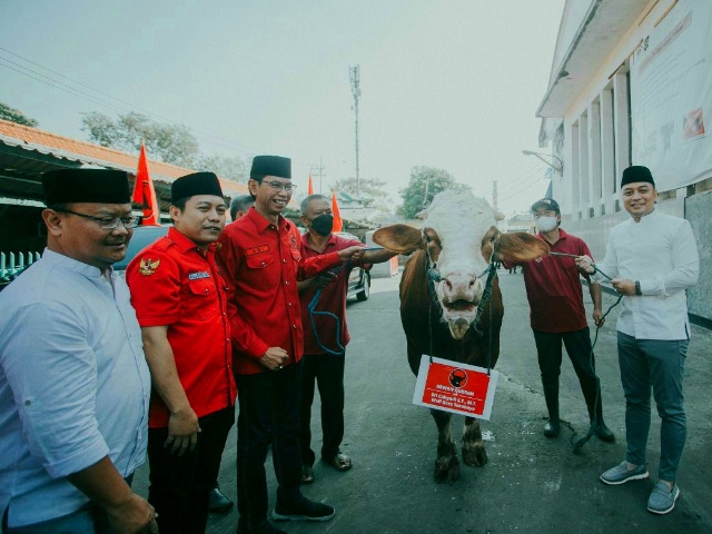 Ketua DPC PDIP Surabaya Adi Sutarwojono, Ketua Panitia Idul Adha yang dibentuk PDI Perjuangan Kota Surabaya, Abdul Ghoni dan Wali Kota Surabaya Eri Cahyadi saat menyerahkan sapi qurban