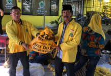 Asrofi Wakil Sekretaris Bidang Organisasi DPD II Golkar Surabaya saat membagikan daging qurban kepada kader