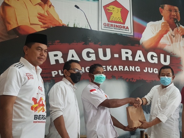 Ketua DPC Gerindra Surabaya BF Sutadi paling kanan saat menyerahkan paket hewan kurban secara simbolis ke warga dan kader