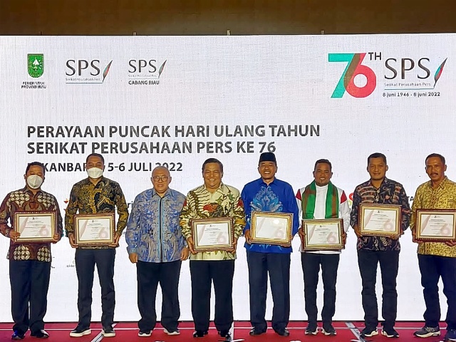 Wali Kota Surabaya Eri Cahyadi saat menerima penghargaan dari SPS