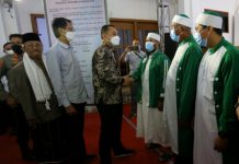 Wali Kota Eri bersama Ketua DPRD Surabaya Adi Sutarwijono saat menyapa warga khilafatulmuslimin