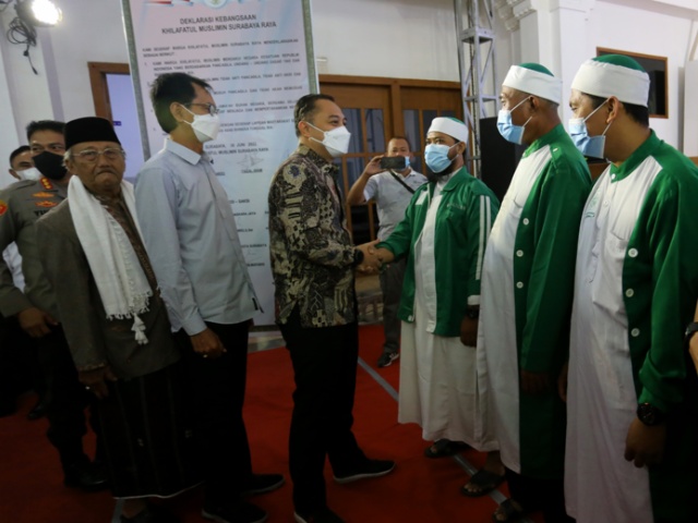 Wali Kota Eri bersama Ketua DPRD Surabaya Adi Sutarwijono saat menyapa warga khilafatulmuslimin