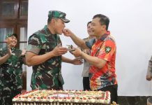 Mayjen TNI Widi Prasetijono saat menerima suapan kue dari kapolda jateng di hari HUT Polri