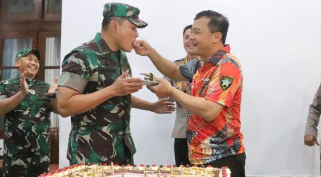 Mayjen TNI Widi Prasetijono saat menerima suapan kue dari kapolda jateng di hari HUT Polri