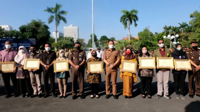 Perwakilan pengurus koperasi saat berfoto bersama dengan wali kota seusai menerima penghargaan