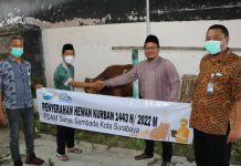 Penyerahan hewan kurban secara simbolis oleh perwakilan PDAM dan pengurus masjid sekotar kantor PDAM Surya Sembada Surabaya