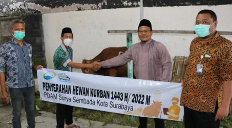 Penyerahan hewan kurban secara simbolis oleh perwakilan PDAM dan pengurus masjid sekotar kantor PDAM Surya Sembada Surabaya