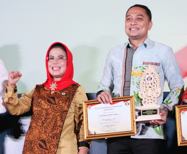 Ketua Umum Dewan Koperasi Indonesia (Dekopin) Sri Untari dan Wali Kota Eri Cahyadi saat berfoto seusai penyerahan penghargaan