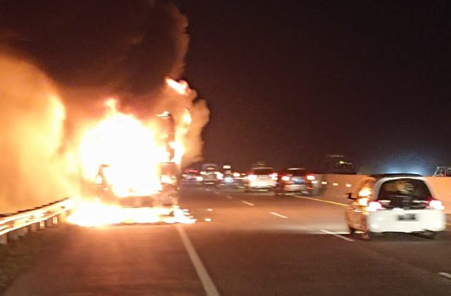 Diduga Alami Korsleting, Bus Rosalia Indah Hangus Terbakar Di Tol Tegal-Brebes Tegal