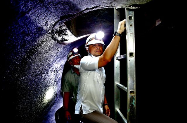 Demi Atasi Genangan Di Pusat Kota, Wali Kota Eri Rela Rasakan Pengapnya Gorong-gorong