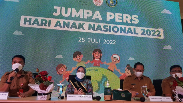 Ketua Bunda Paud Surabaya Rini Indrayani Cahyadi saat menggelar jumpa pers peringatan puncak hari Anak di Surabaya