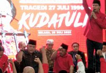 Adi Sutarwijono ketua DPC PDIP Surabaya saat memberikan sambutan di Acara Refleksi dan doa bersama peringatan peristiwa Kuda Tuli di Kantor DPC PDai P surabaya Jalan Stail Surabaya, selasa (26/07/2022) malam