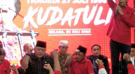 Adi Sutarwijono ketua DPC PDIP Surabaya saat memberikan sambutan di Acara Refleksi dan doa bersama peringatan peristiwa Kuda Tuli di Kantor DPC PDai P surabaya Jalan Stail Surabaya, selasa (26/07/2022) malam