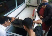 Anas Karno Wakil Ketua Komisi B DPRD Surabaya saat meninjau tempat penampungan air warga yang dibuat untuk menyimpan air karena tidak mendapat alir dari PDAM meski telah menjadi pelanggan