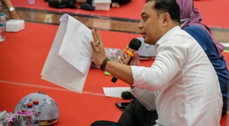 Diwaduli Warga Soal Prosedur Pelayanan Di Kecamatan. Cak Eri Singgung Kontrak Kinerja