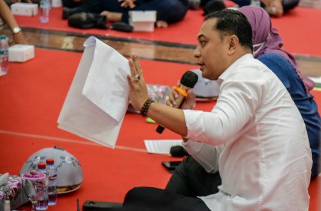 Diwaduli Warga Soal Prosedur Pelayanan Di Kecamatan. Cak Eri Singgung Kontrak Kinerja