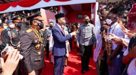 Presiden Joko Widodo didampingi Kapolri Saat menyapa masyarakat di HUT Polri