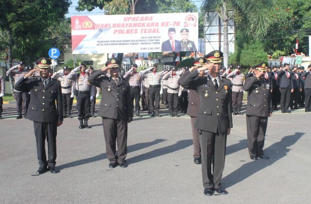 Dalam Rangka Hari Bhayangkara Ke 76. Wakapolres Tegal Kompol Didi Dewantoro Ikuti Upacara Secara Virtual
