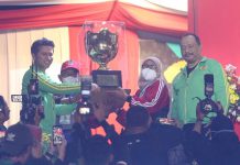Kadis Kebudayaan, Kepemudaan, dan Olahraga serta Pariwisata Kota Surabaya Wieiwek Saat menerima tropi Juara Umum Di Porpov