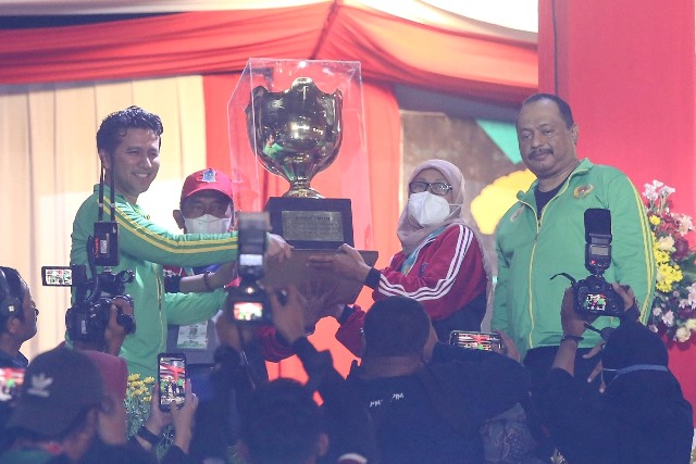 Kadis Kebudayaan, Kepemudaan, dan Olahraga serta Pariwisata Kota Surabaya Wieiwek Saat menerima tropi Juara Umum Di Porpov