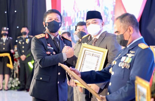 Wali Kota Eri Cahyadi Terima Dua Penghargaan Di HUT Bhayangkara ke-76